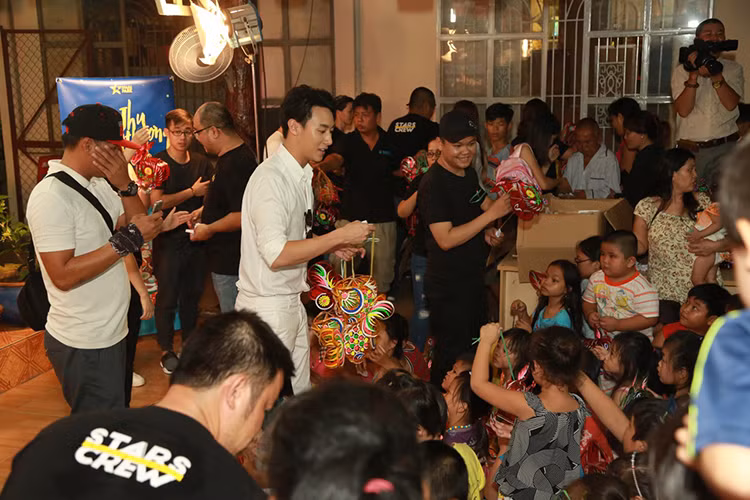 Hoa Minzy Trong Hieu tang qua trung thu cho tre co nho-Hinh-10