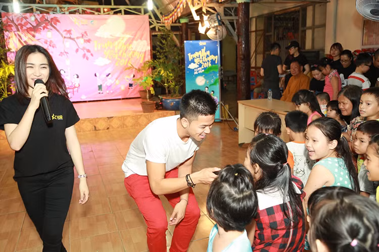 Hoa Minzy Trong Hieu tang qua trung thu cho tre co nho-Hinh-2