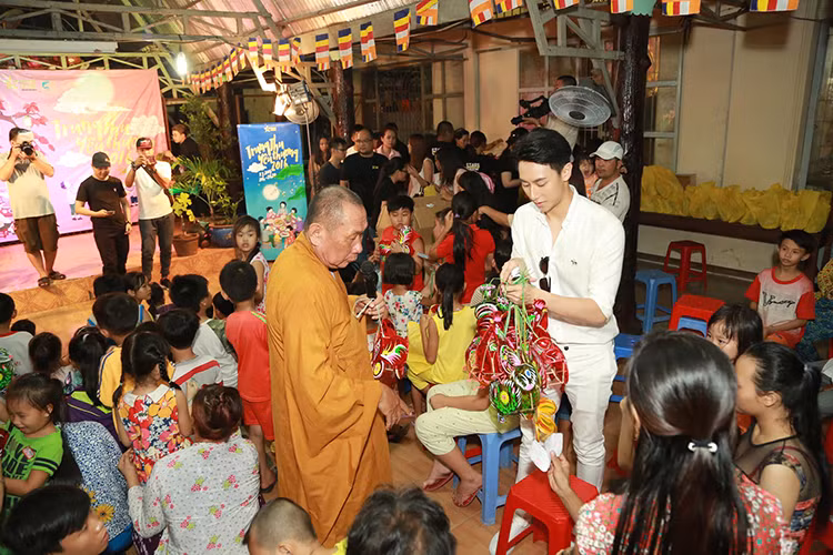 Hoa Minzy Trong Hieu tang qua trung thu cho tre co nho-Hinh-8