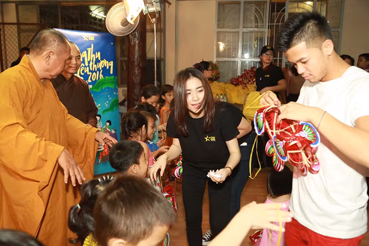 Hoa Minzy Trong Hieu tang qua trung thu cho tre co nho-Hinh-7