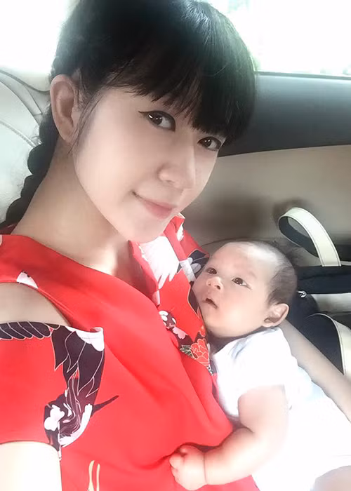 Dù là mẹ của 4 nhóc tì nhưng cựu hot girl vẫn giữ được nhan sắc trẻ trung như thời còn son rỗi.