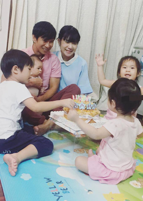 Giọng ca “Trọn đời bên em” đã mừng tuổi mới bên bà xã Minh Hà và 4 nhóc tì gồm 2 trai, 2 gái của mình tại nhà riêng.