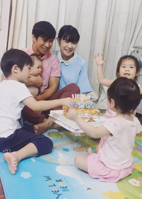 Giọng ca “Trọn đời bên em” đã mừng tuổi mới bên bà xã Minh Hà và 4 nhóc tì gồm 2 trai, 2 gái của mình tại nhà riêng.