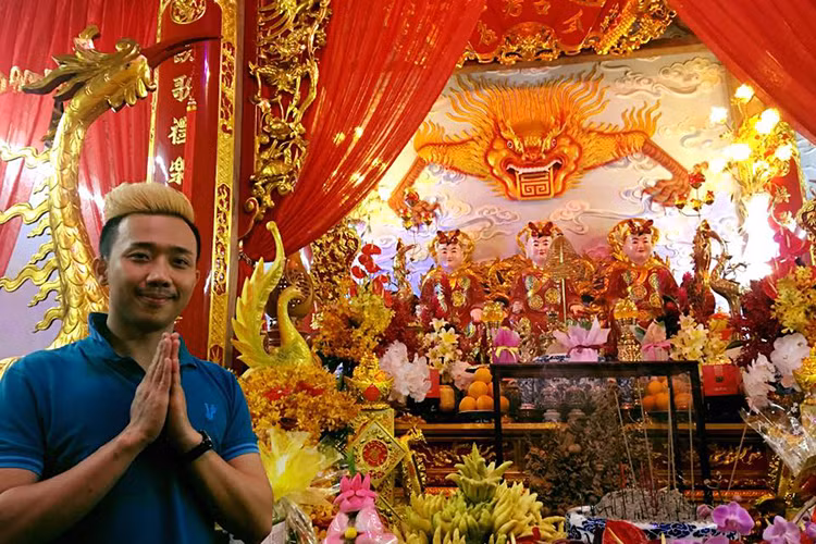 Với Trấn Thành, ngoài những ồn ào liên quan đến chuyện tình cảm, gần đây, anh còn trở thành tâm điểm của dư luận vì hình ảnh trong lễ giỗ Tổ nghiệp sân khấu. 