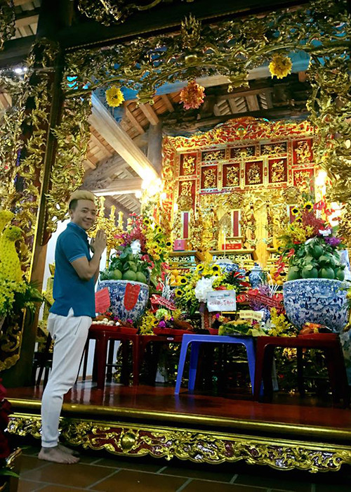 Theo đó, nhiều người chỉ trích Trấn Thành về mái tóc vàng hoe, biểu cảm trên gương mặt và chiếc quần anh mặc tại lễ giỗ Tổ nghiệp. 