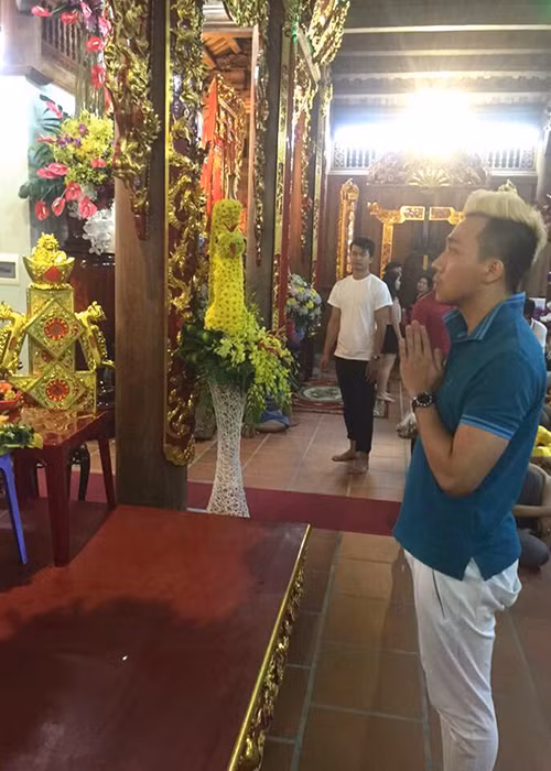 Trước những ý kiến trái chiều của cư dân mạng, bạn trai Hari Won nhanh chóng chia sẻ hình ảnh nghiêm trang trước bàn thờ Tổ nghiệp kèm chú thích: “Mặt thành tâm đây”. 