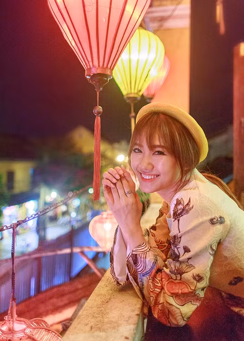 Giọng ca “Anh cứ đi đi” vẫn luôn tự nhủ rằng cô giống như loài cỏ dù bị chà đạp nhưng vẫn sống sót. (Ảnh: VTC News) 