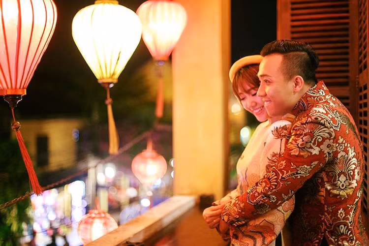 Mới đây, trên trang nhân, MC Trấn Thành đã gửi lời chúc mừng trung thu đến người hâm mộ. Đặc biệt, nam danh hài còn đăng tải khoảnh khắc đón trung thu cùng Hari Won. 