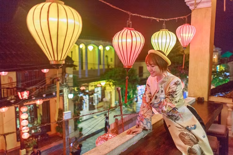 Ngoài ra, bạn gái Trấn Thành còn liên tục bị nghi ngờ giả tạo, đi trễ. Trước những nghi vấn này, Hari Won đều lên tiếng phủ nhận. (Ảnh: VTC News) 