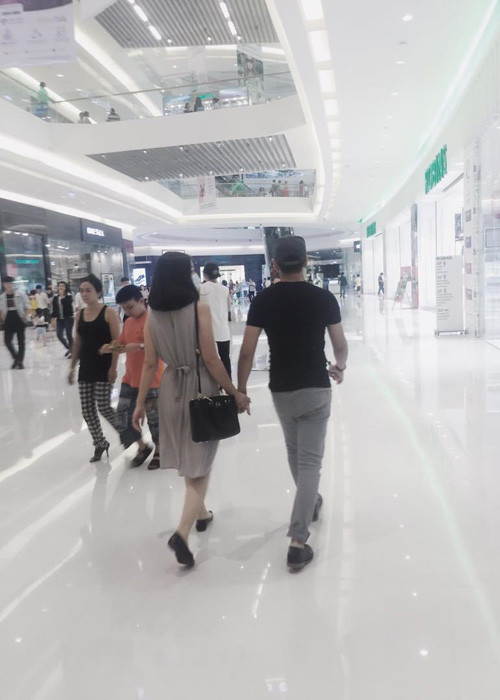 Cặp đôi tay trong tay không rời trong buổi đi chơi nhân dịp Quốc Khánh ngày 2/9 vừa qua.