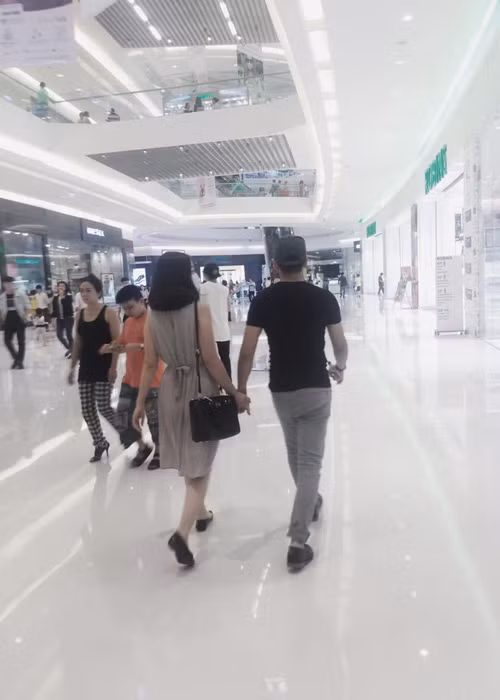 Cặp đôi tay trong tay không rời trong buổi đi chơi nhân dịp Quốc Khánh ngày 2/9 vừa qua.