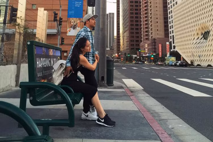 Nữ diễn viên phim "Kiều nữ và đại gia" dành cái ôm thật chặt từ phía sau dành cho Thanh Bình trên đất Mỹ.