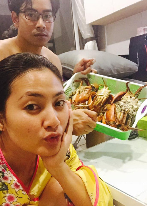 Sau đám hỏi, cặp đôi diễn viên trai tài gái sắc của Vbiz chia sẻ nhiều khoảnh khắc đời thường bình dị nhưng không kém phần ngọt ngào bên nhau.