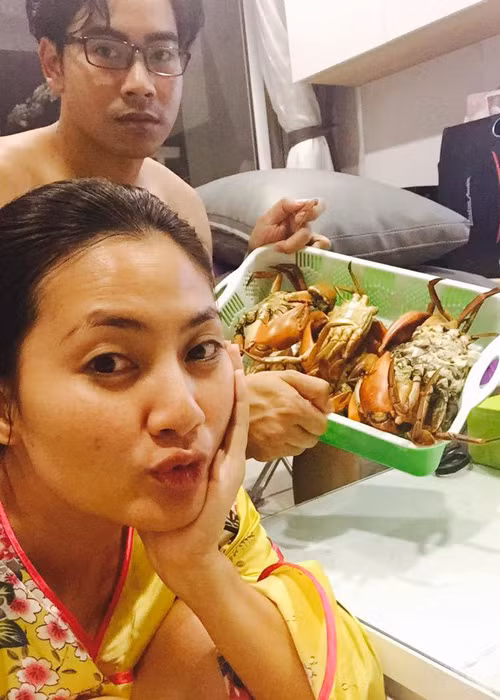 Sau đám hỏi, cặp đôi diễn viên trai tài gái sắc của Vbiz chia sẻ nhiều khoảnh khắc đời thường bình dị nhưng không kém phần ngọt ngào bên nhau.