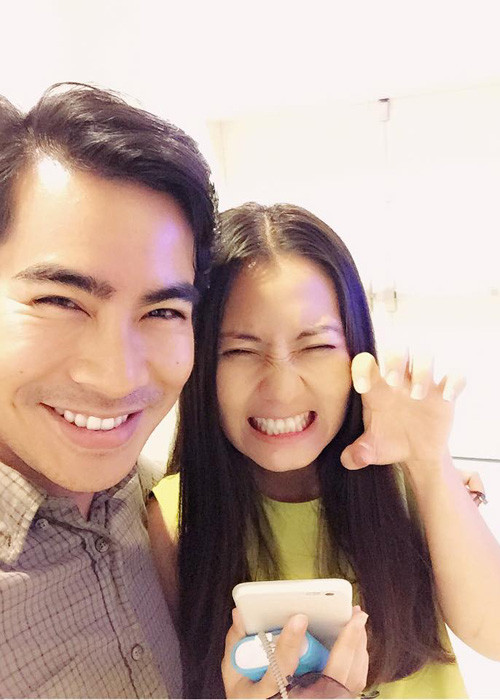 Nữ diễn viên phim "Kiều nữ và đại gia" vui vẻ đi xem phim cùng hôn phu vào thời gian rảnh rỗi.