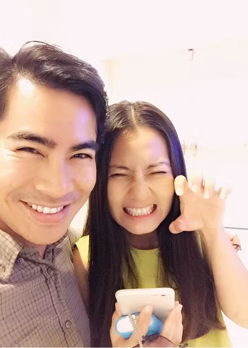 Nữ diễn viên phim "Kiều nữ và đại gia" vui vẻ đi xem phim cùng hôn phu vào thời gian rảnh rỗi.