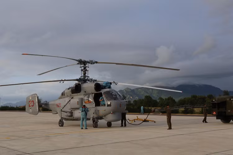 Chuẩn bị máy bay trước giờ huấn luyện.