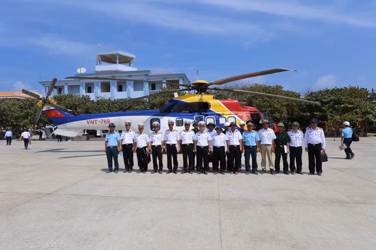 Máy bay EC-225 chở đoàn công tác ra Trường Sa.