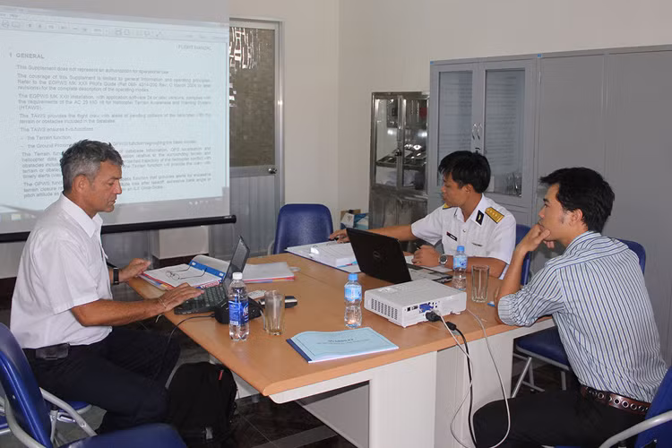 Hiện nay, Lữ đoàn 954 đang tiếp tục kết hợp với đội ngũ chuyên gia nước ngoài đào tạo đội ngũ phi công kiêm giáo viên huấn luyện cho đơn vị, đến thời điểm này cơ bản đã đạt được các tiêu chí theo quy định của ngành. Ảnh: Giáo viên chuyên gia nước ngoài huấn luyện lý thuyết bay cho phi công EC-225.