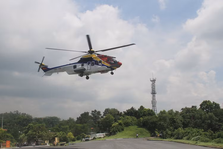 Máy bay trực thăng EC-225 huấn luyện bay tại Hạ Long, Quảng Ninh.