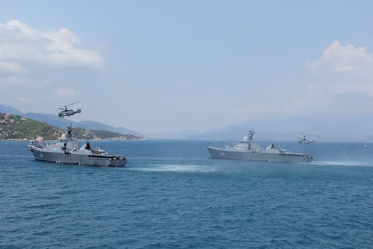 Phi đội Ka-28, Không quân Hải quân huấn luyện cất hạ cánh trên tàu.