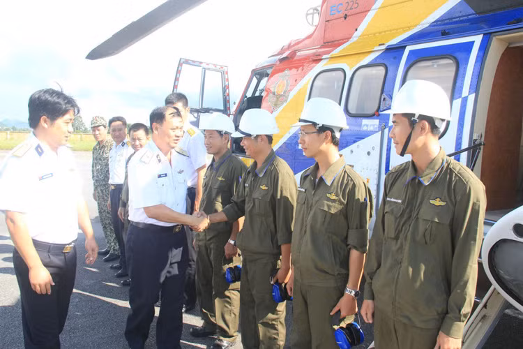 Từ đầu năm đến nay, Lữ đoàn 954 Không quân Hải quân đã tổ chức hơn 40 ban bay huấn luyện; gần 10 ban bay hỗn hợp ngày đêm và ban bay đêm với tổng số hơn 600 giờ bay, đạt hơn 1.000 lần chuyến bay an toàn, trong đó có nhiều chuyến bay cấp cứu chở bệnh nhân từ Trường Sa về đất liền kịp thời. Ảnh: Phó đô đốc Đinh Gia Thật, Bí thư Đảng ủy, Chính ủy Hải quân động viên phi công, nhân viên trước giờ bay.