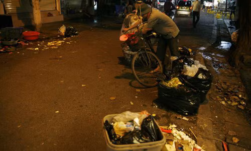 Quanh Hồ Gươm ngập rác sau 3 ngày thí điểm phố đi bộ - Hình 4 Quanh Ho Guom ngap rac sau 3 ngay thi diem pho di bo-Hinh-4