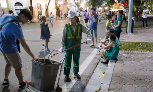 Quanh Hồ Gươm ngập rác sau 3 ngày thí điểm phố đi bộ - Hình 6 Quanh Ho Guom ngap rac sau 3 ngay thi diem pho di bo-Hinh-6