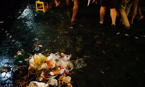 Quanh Hồ Gươm ngập rác sau 3 ngày thí điểm phố đi bộ - Hình 5 Quanh Ho Guom ngap rac sau 3 ngay thi diem pho di bo-Hinh-5