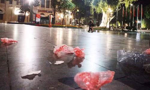 Quanh Hồ Gươm ngập rác sau 3 ngày thí điểm phố đi bộ - Hình 3 Quanh Ho Guom ngap rac sau 3 ngay thi diem pho di bo-Hinh-3