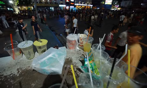 Quanh Hồ Gươm ngập rác sau 3 ngày thí điểm phố đi bộ - Hình 2 Quanh Ho Guom ngap rac sau 3 ngay thi diem pho di bo-Hinh-2