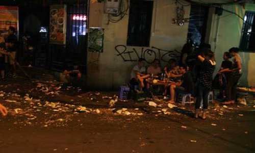 Quanh Hồ Gươm ngập rác sau 3 ngày thí điểm phố đi bộ Quanh Ho Guom ngap rac sau 3 ngay thi diem pho di bo