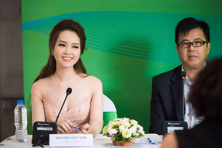 A hau Thuy Van khoe vai tran goi cam tai su kien