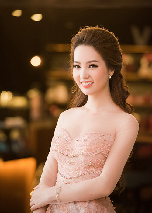 Ngoài vai trò BTV truyền hình, bà mẹ một con còn đắt show dẫn chương trình tại các sự kiện ở Hà Nội.