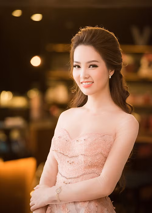 Ngoài vai trò BTV truyền hình, bà mẹ một con còn đắt show dẫn chương trình tại các sự kiện ở Hà Nội.