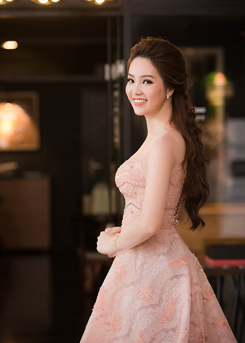 Người đẹp bước ra từ cuộc thi Hoa hậu Việt Nam chọn bộ đầm cúp ngực gam màu hồng nhẹ nhàng.