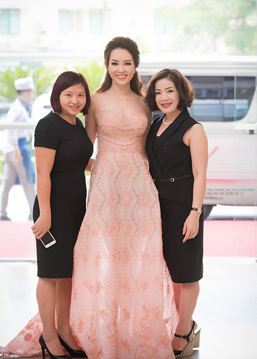 Kể từ sinh con, á hậu gốc Hà thành ngày càng đẹp mặn mà, quyến rũ.