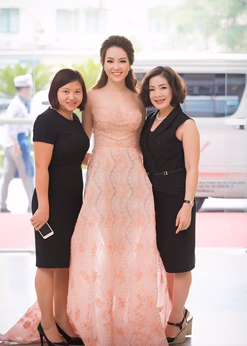 Kể từ sinh con, á hậu gốc Hà thành ngày càng đẹp mặn mà, quyến rũ.