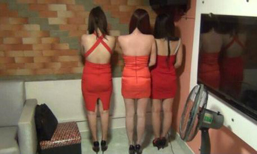 Khach hat karaoke duoc chieu dai tiep vien “ao yem”-Hinh-2