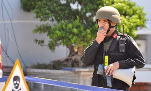 Sau khi giải cứu con tin thành công, cảnh sát tiếp tục phong tỏa hiện trường. Lúc này loa thông báo cho cán bộ, chuyên gia, kỹ sư và công nhân rời xa khu vực tòa nhà nguy hiểm để rà phá bom mìn. 