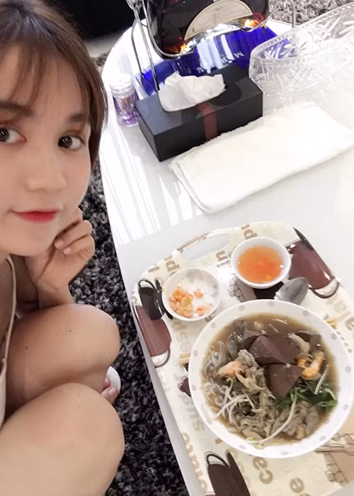 Trên trang cá nhân, chân dài gốc Trà Vinh còn hạnh phúc chia sẻ rằng mẹ kế đã khen cô xinh đẹp hơn nhờ đổi kiểu tóc mới.