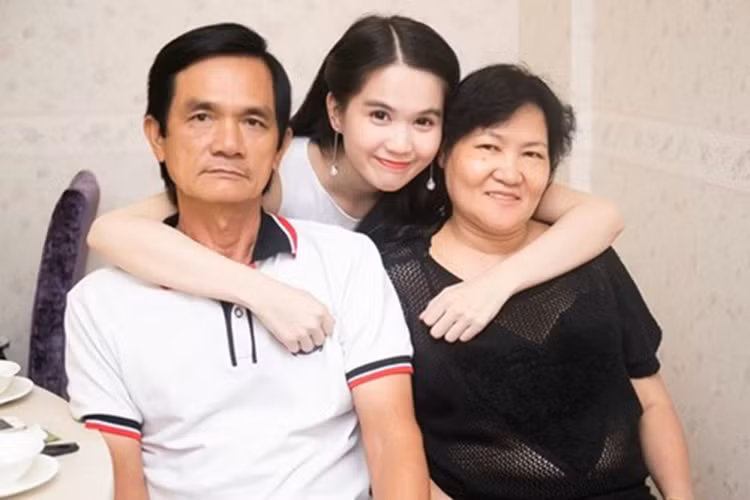 Dù bà Sáu Phương chỉ là mẹ kế nhưng Ngọc Trinh lại yêu thương như mẹ ruột vì bà đã nuôi cô từ ngày còn nhỏ. Không ít lần, bà Sáu Phương còn khen ngợi cô con gái riêng nổi tiếng nhà chồng rất hiếu thảo với mình.