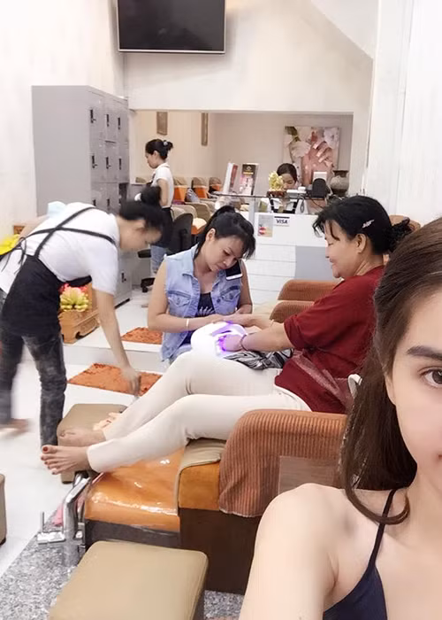 Khi lên thăm Ngọc Trinh ở Sài Gòn, bà Sáu Phương cũng được cô con gái riêng của chồng chăm sóc chu đáo. Trong ảnh, nữ người mẫu dẫn mẹ đi làm đẹp.