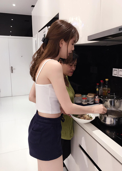 Theo lời của Ngọc Trinh, mẹ kế vừa từ quê nhà Trà Vinh lên Sài Gòn để thăm cô.