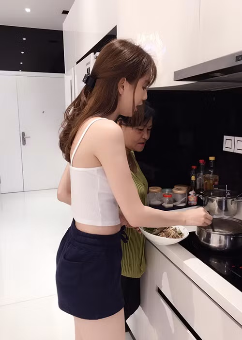 Theo lời của Ngọc Trinh, mẹ kế vừa từ quê nhà Trà Vinh lên Sài Gòn để thăm cô.