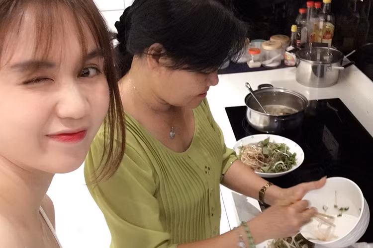 Mới đây, trên trang cá nhân, Ngọc Trinh hạnh phúc khoe ảnh mẹ kế - bà Sáu Phương tự tay vào bếp chuẩn bị món ăn quê nhà cho con gái.
