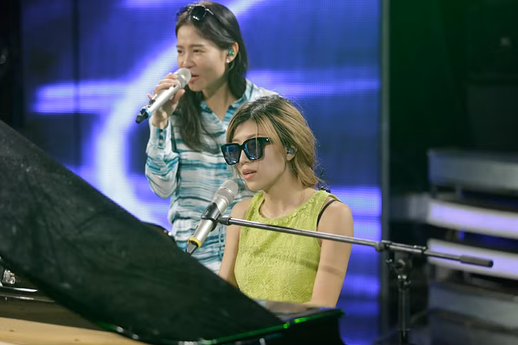 Lần đầu giới thiệu trên sân khấu của Vietnam Idol, ca khúc này sẽ được chính Trang Pháp đệm đàn và hỗ trợ để mang đến hiệu quả trình diễn cao nhất. 