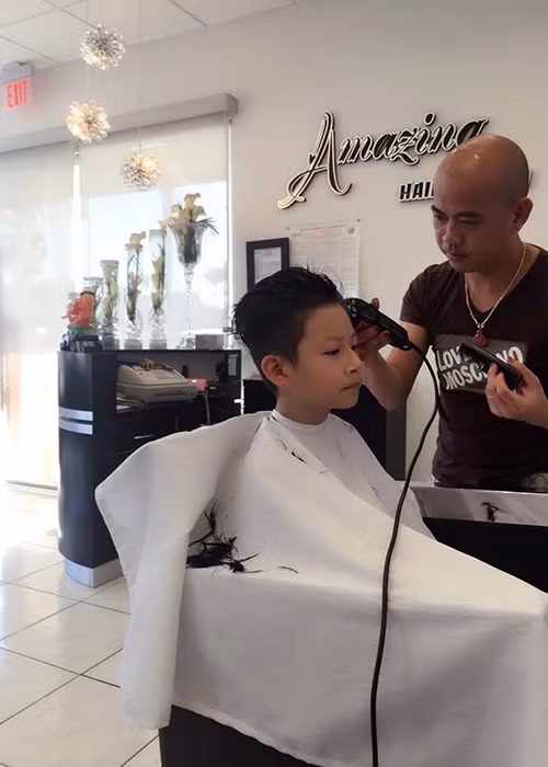 Ngoài bé Na, Jennifer Phạm còn có cậu con trai Bảo Nam. Bé là kết quả của cuộc hôn nhân giữa người đẹp và ca sĩ Quang Dũng. 