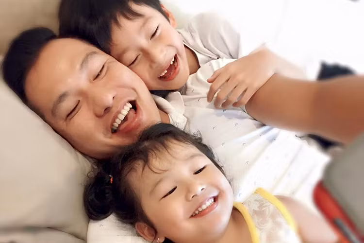 Bé Bảo Nam có mối quan hệ rất thân thiết với em gái lẫn bố dượng. Hiện tại, cậu nhóc đang sống ở Mỹ cùng ông bà ngoại.