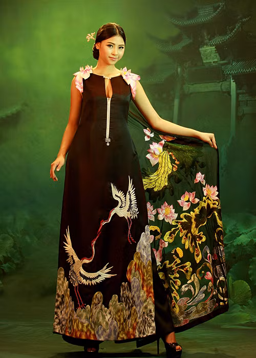 Có thể thấy, thiên nhiên, cảnh sắc, nét văn hóa trên tranh dân gian…đã được NTK Lan Hương hội tụ trên tà áo dài truyền thống.